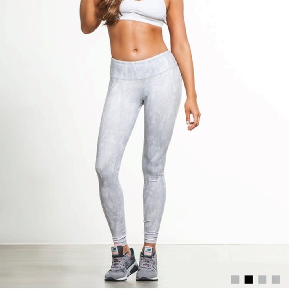 ALO Yoga Airbrush Legging Python XS NWOT